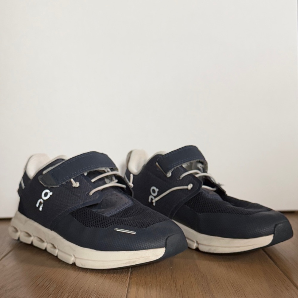 On Running Kid’s Navy and white Sneakers - size 2.5